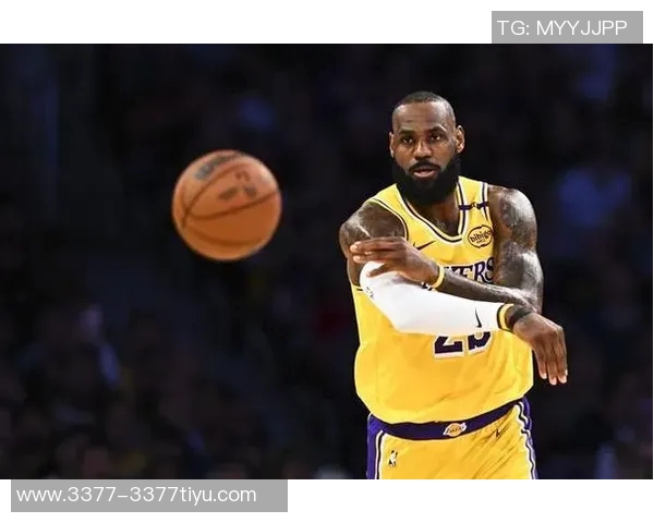 里夫斯谈詹姆斯传球与投篮的争议引发人们对球员选择的不同看法与评价